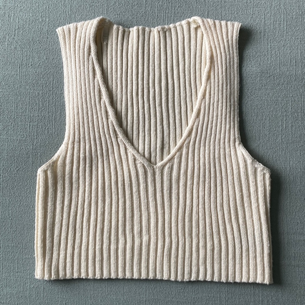 Sweater v-neck crop top, size small